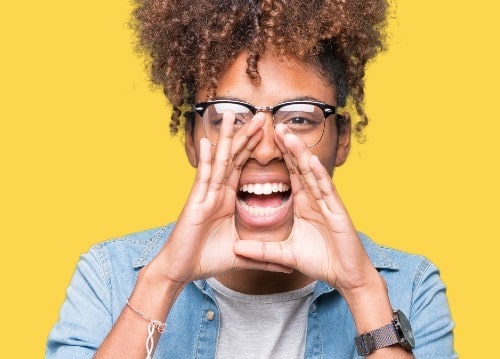 امرأة تصرخ بإعلان