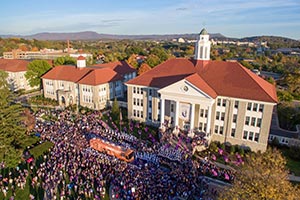 هاتف محمول مع عرض أيقونات وسائل التواصل الاجتماعي